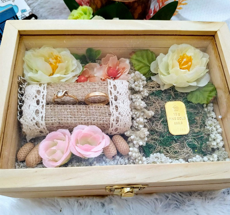 Hantaran yang berisi perhiasan emas