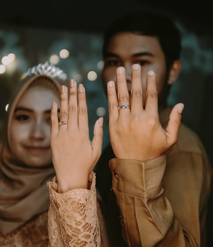 Prosesi tukar cincin pada antar calon pengantin