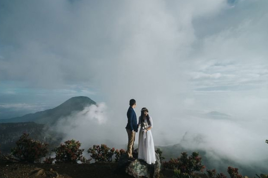 Tema foto prewedding di pegunungan