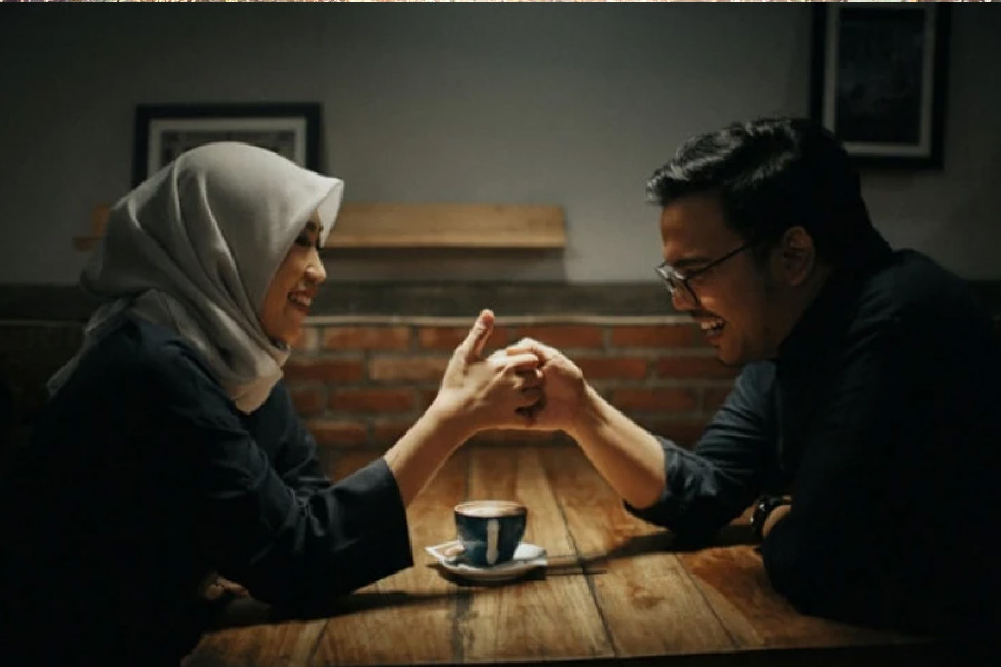 Ide foto prewedding di cafe