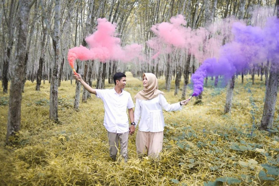 Foto prewedding di tengah kebun