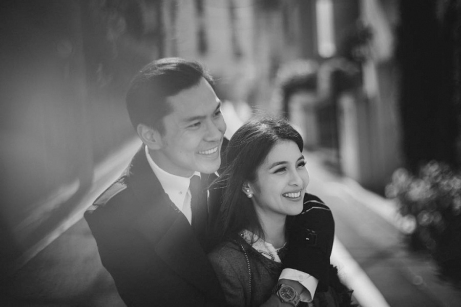 Foto prewedding dengan tema hitam putih