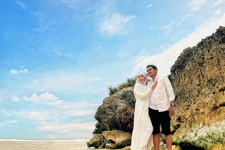 Foto prewedding dengan tema pantai