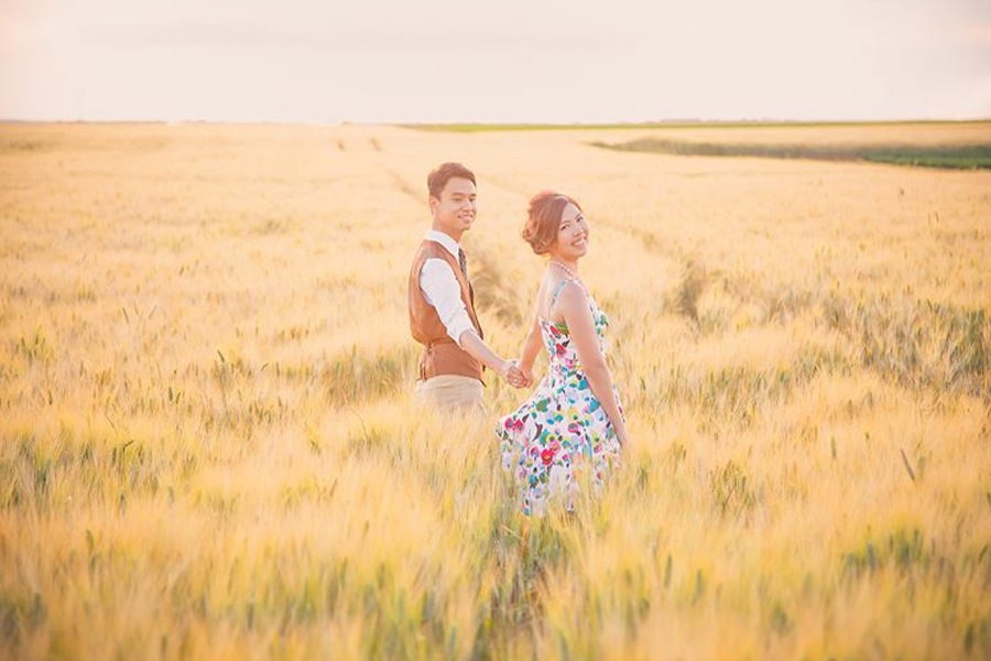 Foto prewedding di tengah sawah