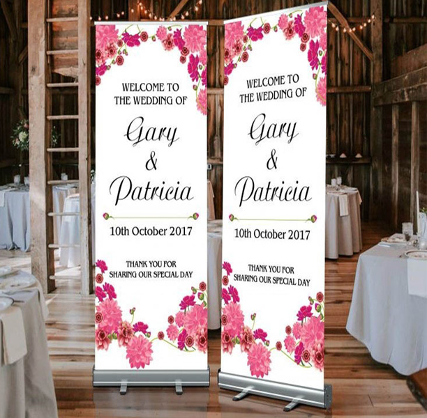 Contoh banner undangan pernikahan yang memakai aksen bunga